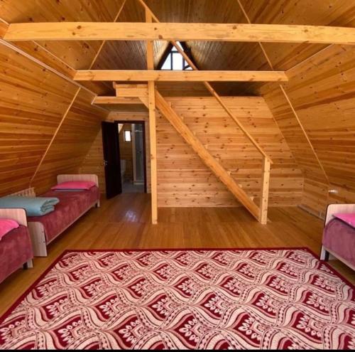 KurmentyKolsay Village的小木屋内带两张床的房间
