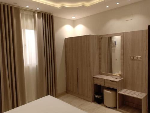 塔伊夫Dorm Story For Hotel Apartment的浴室设有床、水槽和镜子