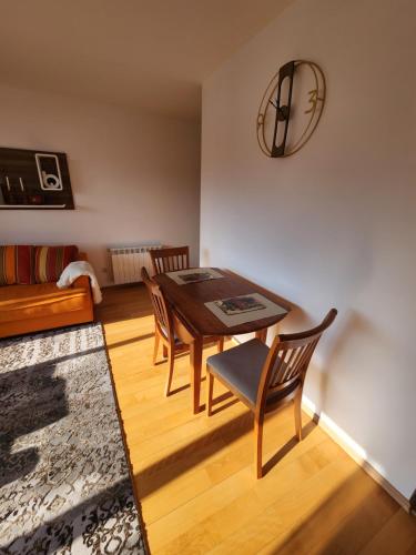 班斯科One Bedroom Apartment Pirin Lodge的一间带桌椅和沙发的用餐室