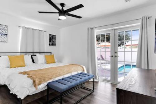 迈阿密花园Serene Poolside Getaway的一间卧室配有一张床和吊扇