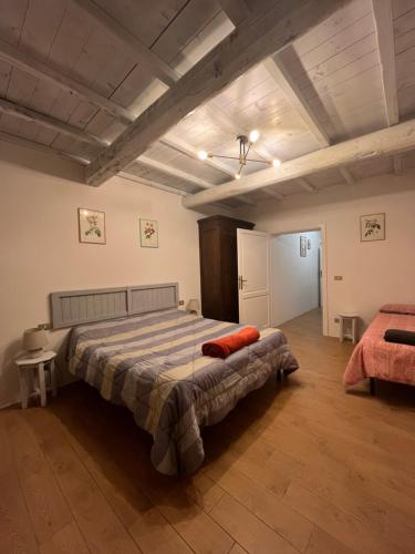 锡耶纳拉拖雷迪蒙信多利农庄酒店的一间卧室,卧室内配有一张大床