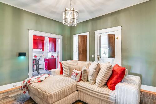 阿伯丁Historic Aberdeen Vacation Home with Yard!的客厅配有白色沙发和红色枕头。