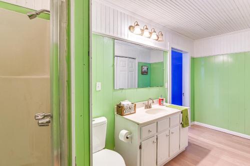 阿伯丁Historic Aberdeen Vacation Home with Yard!的绿色浴室设有水槽和卫生间