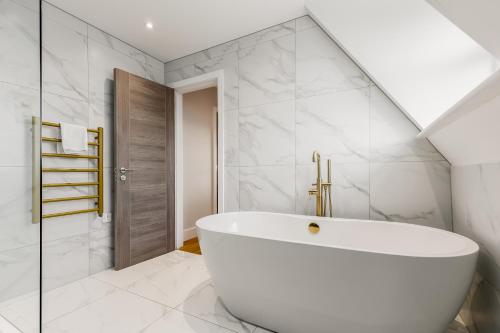 伯恩茅斯Tower House Apartments的浴室配有白色浴缸和淋浴。