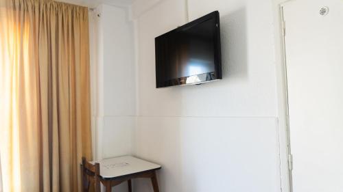 里瓦达维亚海军准将城Hotel Urbano Ventia的挂在墙上的平面电视