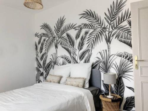 尼奥尔Résidence Appartements Niort wifi-parking的一间卧室配有一张棕榈树壁画床