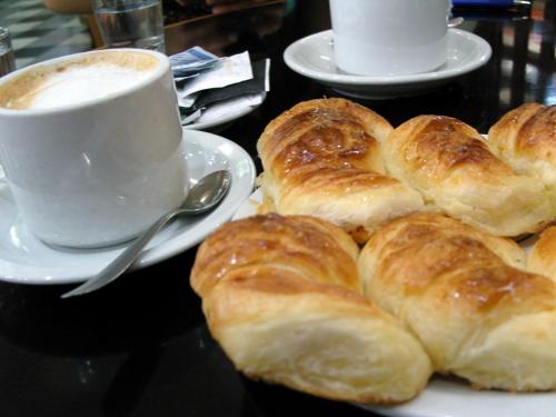里瓦达维亚海军准将城Hotel Urbano Ventia的一盘羊角面包和一杯咖啡