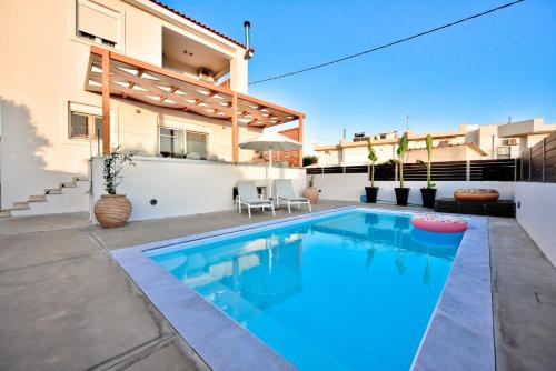 古尔内斯Serenity Retreat , By IdealStay Experience的一座房子后院的游泳池