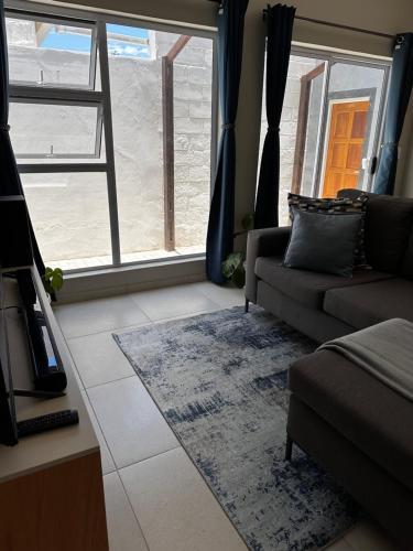 鲸湾港Cozy Home Self-Catering的带沙发和窗户的客厅