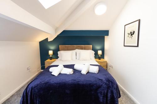 奥尔德姆Suite 6 - Double Room in the Heart of Oldham的一间卧室配有蓝色的床和白色枕头
