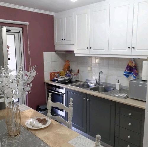 纳弗帕克托斯DreamHouse的厨房配有白色橱柜和水槽