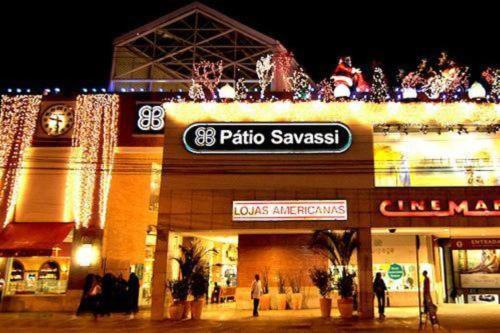 贝洛奥里藏特Flat Perto de Tudo na Savassi的一间商店,上面有圣诞灯