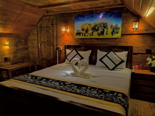 哈伯勒内Levona Garden Resort的一间卧室,配有一张床,上面有安宁的标志