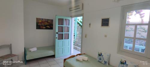 阿齐亚佩拉加MENTA APT的一间设有门和窗户的房间