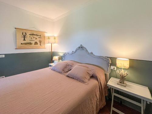 费拉约港Casa Le Agavi的一间卧室配有一张大床和两盏灯