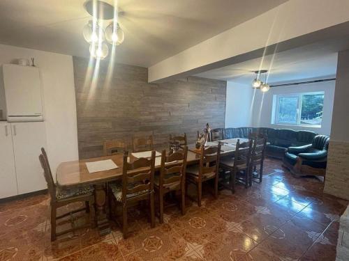 兰卡Casa valea gilortului的一间带桌椅的用餐室