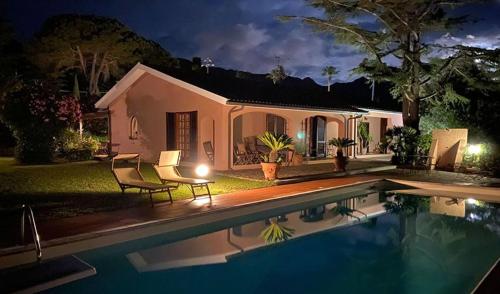费拉约港Casa Le Agavi的一座晚上设有游泳池的房子