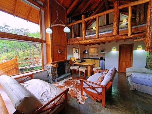 乌斯怀亚Patagonia Villa Lodge的带沙发和壁炉的客厅