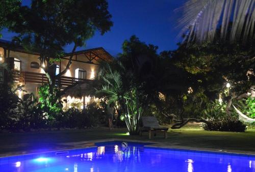 帕拉库鲁Chill Mango的夜间在房子前面的游泳池