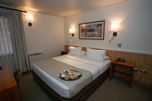 蒙特港多恩路易斯蒙特港酒店的一间酒店客房,配有一张床铺,上面放着一个食物托盘