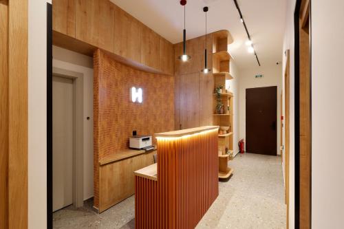 贝尔格莱德Hop Inn Rooms & Suites的厨房设有木镶板和带微波炉的台面
