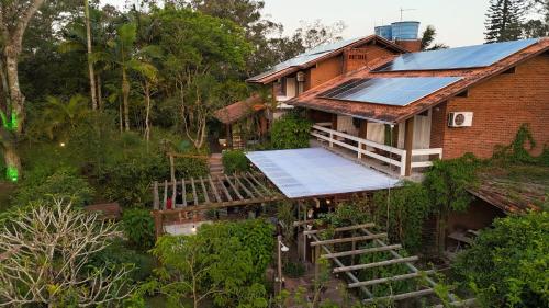 托雷斯Morada das Bromélias的房屋的顶部景色,上面设有太阳能电池板