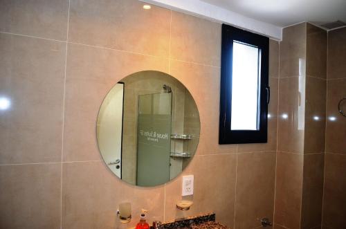 圣达菲House and Suite Premium的一间带镜子和水槽的浴室