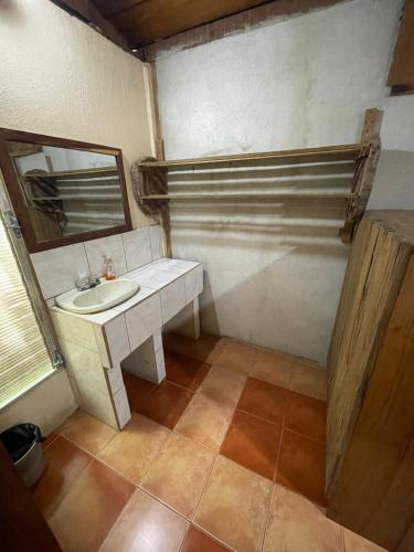 El EstorHotel Ecológico Cabañas del Lago的一间带水槽和镜子的浴室