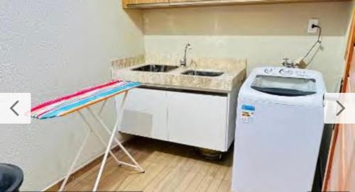 CórguinhoCasa Parque Minas的厨房配有水槽和洗衣机