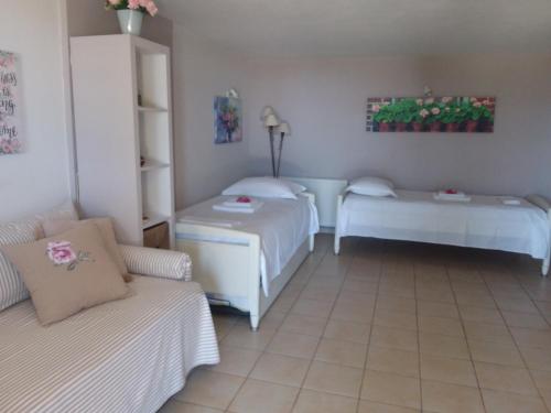 卡拉瓦杜斯Paloma的一间客房配有两张床和一张沙发