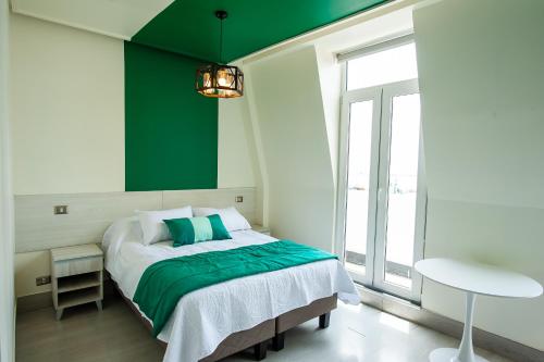 瓦尔帕莱索Casa Esmeralda的一间卧室配有一张绿色墙床