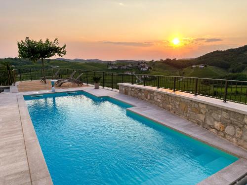 多博沃A Luxury 100m2 Apartment in a Chic Vineyard Villa - Ca' S. Lorenz的一座享有日落美景的游泳池