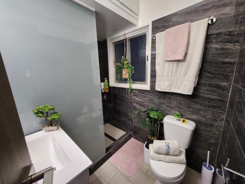 利马索尔Luxurious Kalypso的浴室配有卫生间、盥洗盆和浴缸。