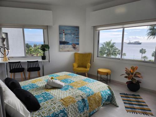 利马索尔Luxurious Kalypso的一间卧室配有一张床,享有海景