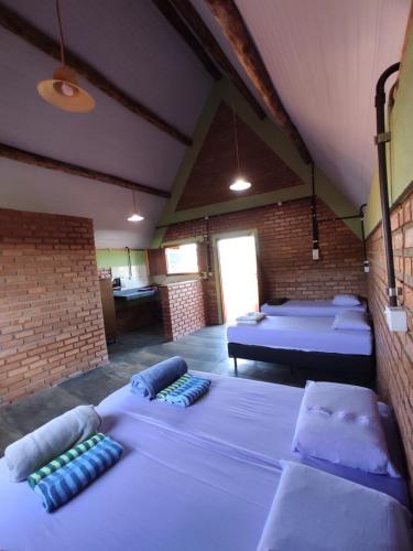 圣罗克迪米纳斯Pousada do Chicó的一间设有三张床的客房,
