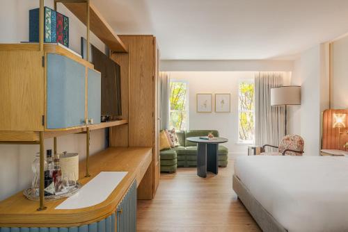 萨凡纳Hotel Bardo Savannah的一间卧室设有一张床和一间客厅。