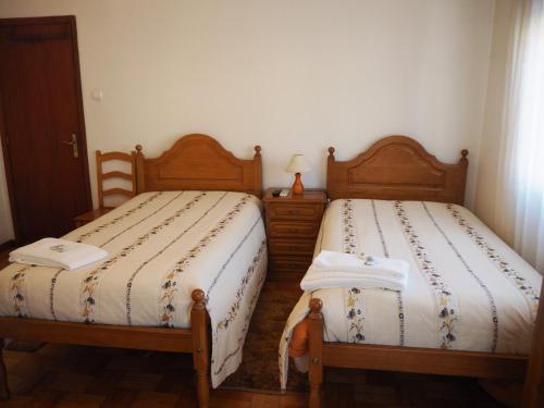 佩德拉斯萨尔加达斯Monte Carlo - Alojamento Local的卧室内两张并排的床