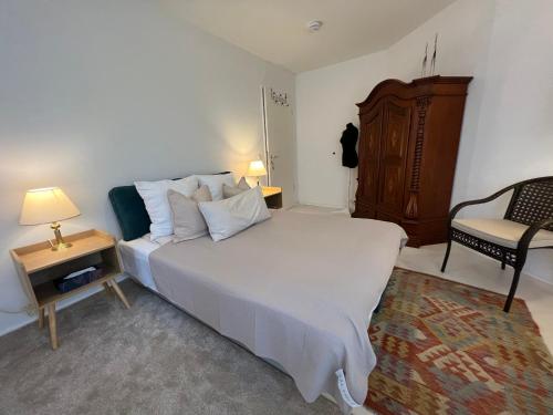 慕尼黑Privatzimmer 15 qm的卧室配有一张白色大床和一把椅子