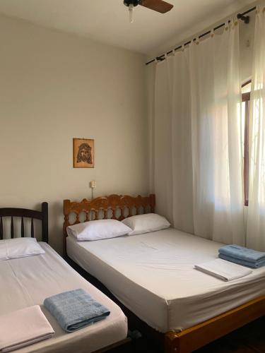 阿帕雷西达Sobrado 5 minutos da Basílica的带窗户的客房内设有两张单人床。