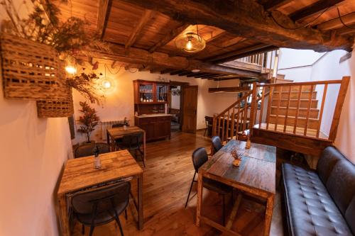 欧德鲁佐Casa Rural Piñeiro, de Vila Sen Vento的一间带木桌椅的餐厅和一间房间