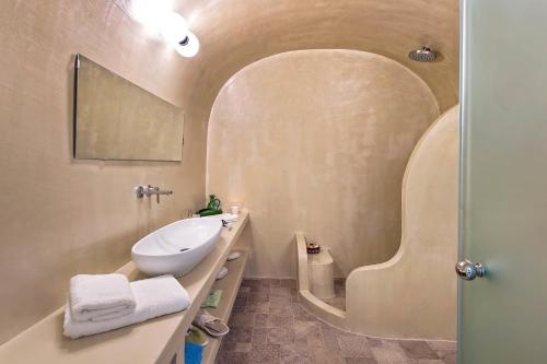 安坡里奥圣托里尼曼提利达别墅的一间带水槽和镜子的浴室