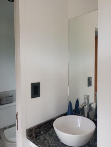 圣拉斐尔Punto Alma Home box的浴室配有白色水槽和卫生间。