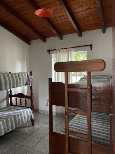 AnimanáPULAKI Cabañas en Animana的一间卧室设有两张双层床和一扇窗户。