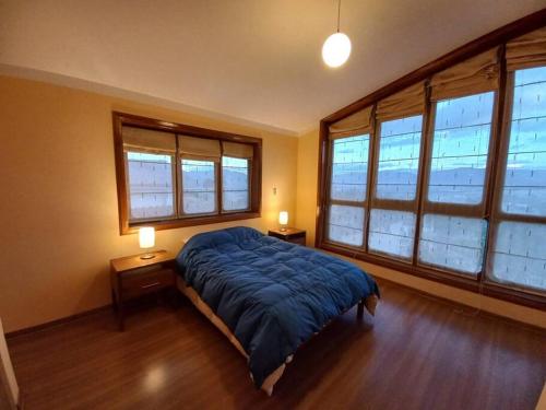 卡哈马卡La Loma的一间卧室配有床和2张床头柜及窗户。