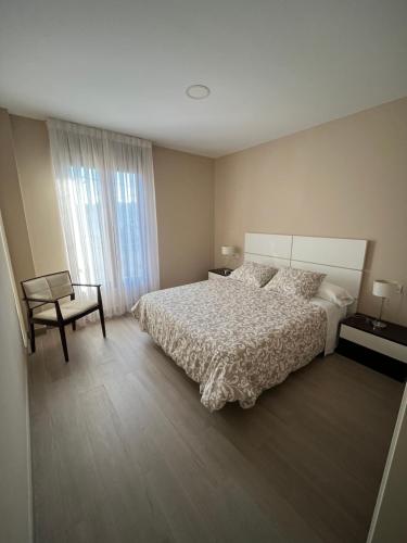 梅利德维多利亚诺乡村民宿的卧室配有床、椅子和窗户。