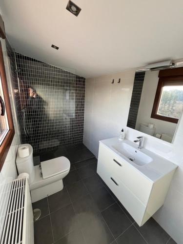 梅利德维多利亚诺乡村民宿的浴室配有白色水槽和卫生间。