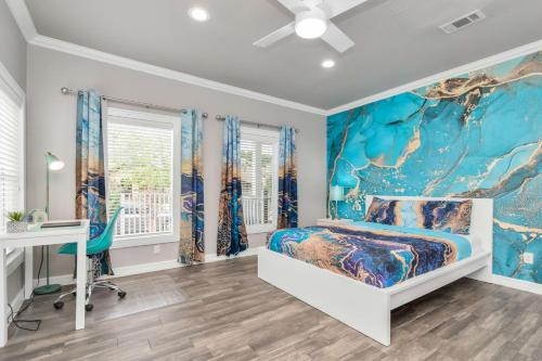 休斯顿Prolific Blue Oasis near Med Ctr Dwntwn Galleria的卧室配有一张床,墙上挂有绘画作品