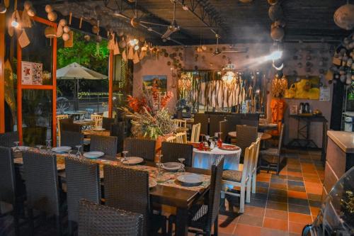 比利亚维哈Hotel Shaddai的一间在房间内配有桌椅的餐厅