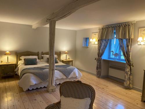 MousseyDomaine de la Creuse的一间卧室设有天蓬床和窗户。
