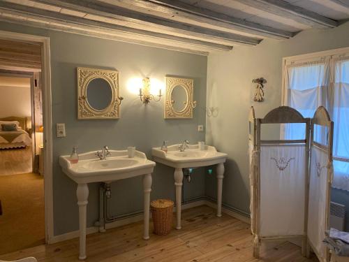 MousseyDomaine de la Creuse的浴室设有2个水槽和2面镜子